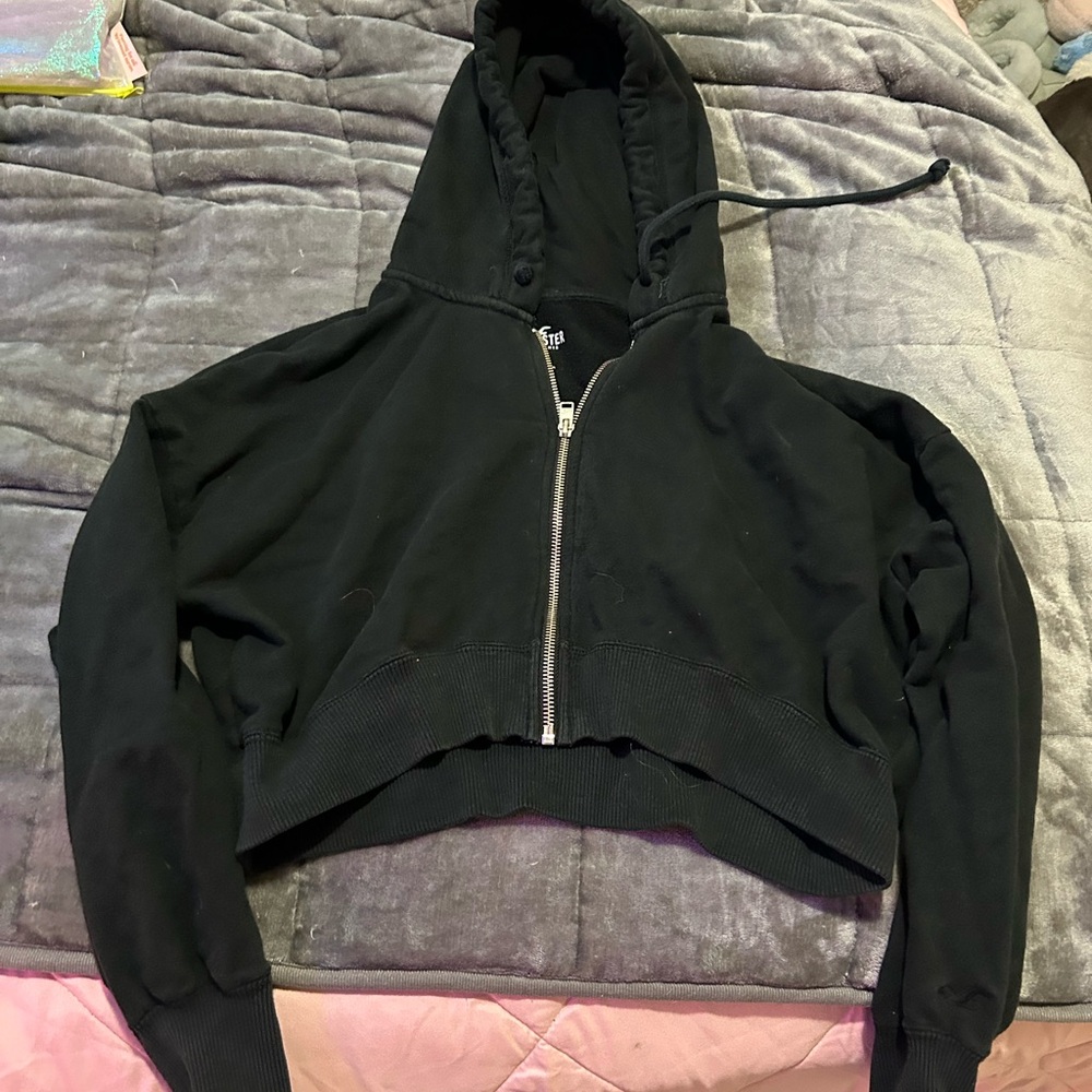 Black Cropped Zippered Hoodie with Long Sleeves